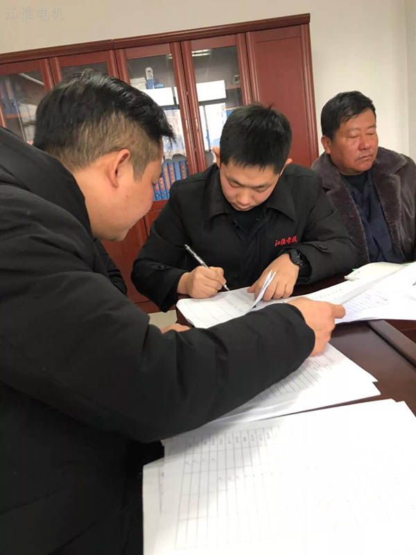 江淮電機黨員填寫民主評議表后，進行統計匯總。